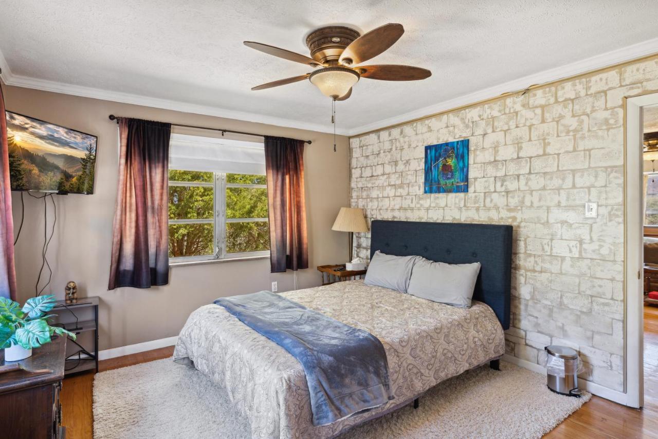 Mid-Century Vintage Brick Ranch Upstairs Guesthouse Севьервилл Экстерьер фото